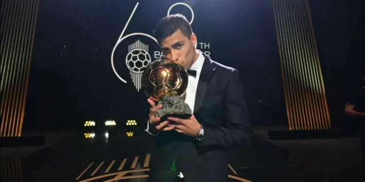 Rodri supera Vinicius Jr e conquista a Bola de Ouro 2024
