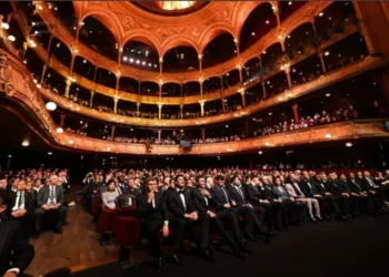 Plateia estrelada do Théâtre du Châtelet durante a Bola de Ouro 2024 • Reprodução/X @ballondor