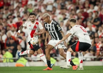 Deyverson disputa a jogada com dois adversários do River Plate • Pedro Souza / Atlético