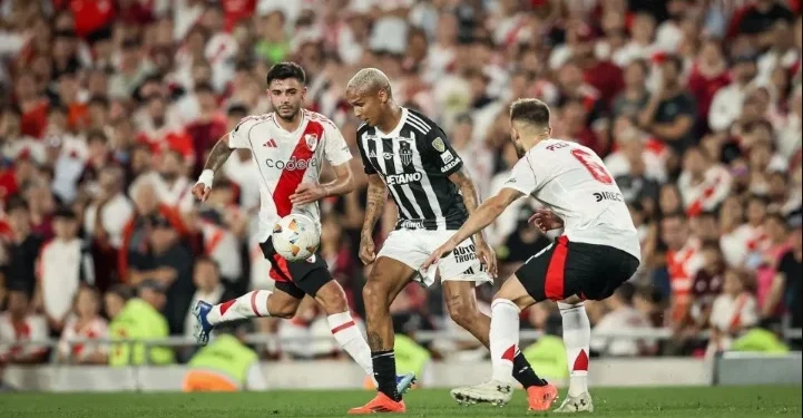 Deyverson disputa a jogada com dois adversários do River Plate • Pedro Souza / Atlético
