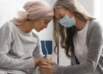 Mulheres que tiveram câncer de mama compartilham suas experiências e elencam formas de outras pessoas aconselharem amigos que estão enfrentando a doença • Freepik