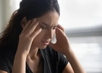 A dor de cabeça intensa é um dos sintomas de alerta de AVC • Imagem: Shutterstock