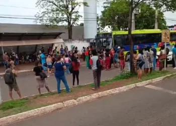 Demora nos ônibus gera protesto entre passageiros do transporte público de Palmas — Foto: Reprodução/Redes Sociais