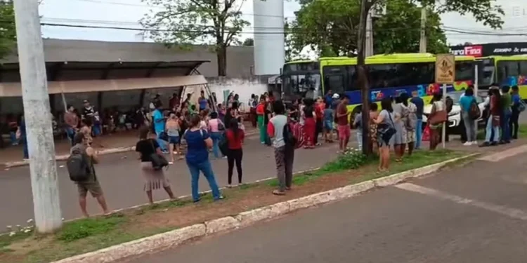 Passageiros reclamam de demora no transporte coletivo de Palmas e bloqueiam avenida em protesto