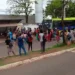 Passageiros reclamam de demora no transporte coletivo de Palmas e bloqueiam avenida em protesto
