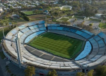 Estádio Centenário, no Uruguai, será palco do confronto • Santiago Mazzarovich via Getty Images