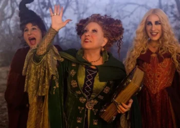 Kathy Najimy como Mary Sanderson, Bette Midler como Winifred Sanderson e Sarah Jessica Parker como Sarah Sanderson em "Abracadabra 2" • Divulgação