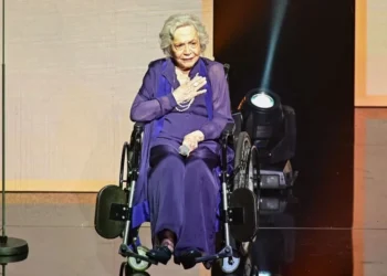 Nathalia Timberg se emociona com homenagem no Prêmio Bibi Ferreira • Marcelo Barreto/Agnews