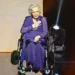 Em cadeira de rodas, Nathalia Timberg se emociona ao ser homenageada em prêmio