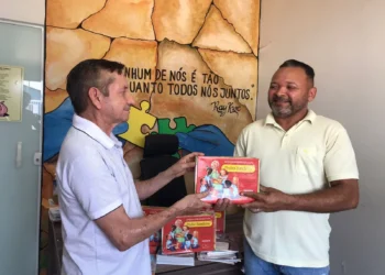 Zacarias Martins entregou os kits com a coleção de  livros de Pedro Bandeira para o secretário de Educação, André Goveia

 Foto: Kauã Smiwaikê