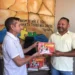 Zacarias Martins entregou os kits com a coleção de  livros de Pedro Bandeira para o secretário de Educação, André Goveia

 Foto: Kauã Smiwaikê