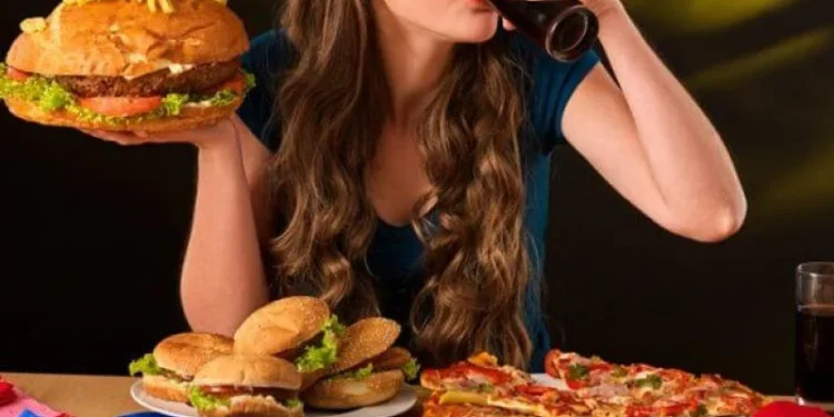 O que é compulsão alimentar e como tratá-la: causas, sintomas e abordagens