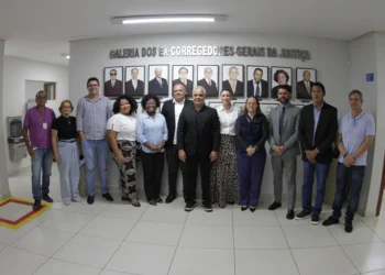 Participantes celebram a assinatura do acordo que reúne governo, justiça e comunidades quilombolas, em um esforço conjunto para garantir o direito à terra e a preservação das tradições no Tocantins - Foto: Lucas Nascimento/TJTO