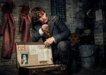 Newt Scamander (Eddie Redmayne) em cena de "Animais Fantásticos: Os Crimes de Grindelwald" • Divulgação/Warner Bros.