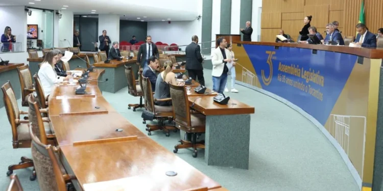 Aleto aprova requerimentos sobre mamografia gratuita e aparelho auditivo para alunos