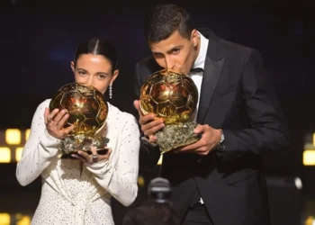 Aitana Bonmatí e Rodri com os troféus da Bola de Ouro 2024 • Reprodução/X @ballondor