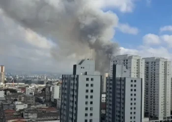 Fumaça vista durante o incêndio em shopping popular no Brás, em São Paulo • Reprodução