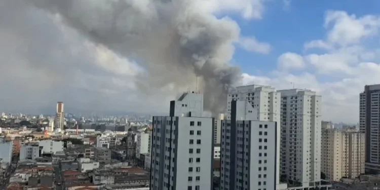 Fumaça vista durante o incêndio em shopping popular no Brás, em São Paulo • Reprodução