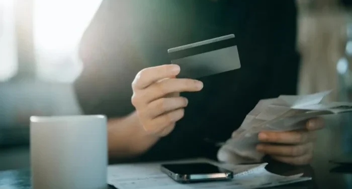 Juro do rotativo do cartão de crédito vai a 438,4% em setembro, diz BC