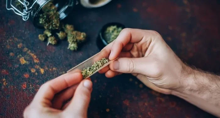 Maconha está associada a mudanças na estrutura cerebral, sugere estudo