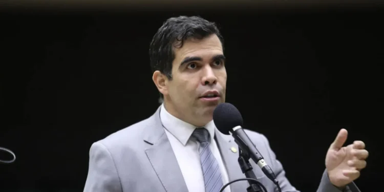 Ayres garante às pessoas com deficiência auditiva custos mais baixos para obtenção de CNH