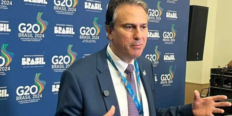 Ministro da Educação Camilo Santana em evento em Fortaleza. — Foto: Luiza Tenente/g1