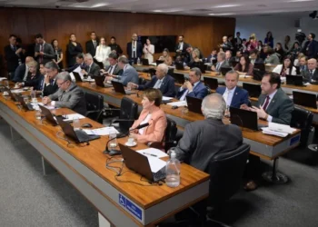 Senadores durante reunião da Comissão de Constituição e Justiça (CCJ) do Senado nesta quarta-feira (30) • Saulo Cruz/Agência Senado