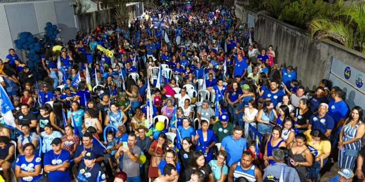 Líder isolado nas pesquisas, Tetin leva multidão a último comício em Cariri