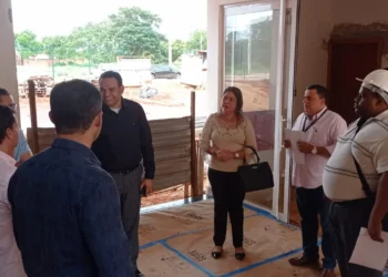 Gestores da Agência de Metrologia acompanham técnicos do Inmetro em visita ao canteiro de obras para acompanhar a execução do projeto