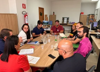 A reunião foi conduzida pelo secretário Carlos Humberto Lima e contou com a presença da equipe técnica da SICS, do Conselho de Desenvolvimento Econômico do Tocantins (CDE-TO) e da deputada estadual Luana Ribeiro - Foto: Matheus Alcantara/Governo do Tocantins