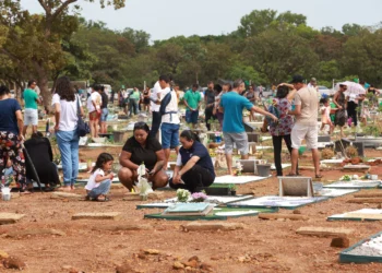Muitas pessoas visitam cemitérios em Palmas