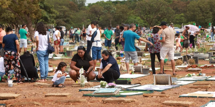 Muitas pessoas visitam cemitérios em Palmas