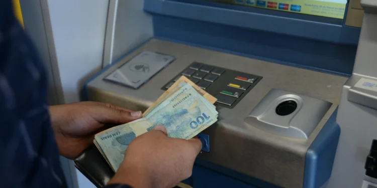 Com saque disponível, servidores têm oportunidade de quitar as dívidas e antecipar as compras de Natal