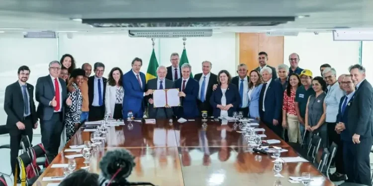 Sebrae participa da sanção do projeto de lei que beneficia agricultores familiares com aumento de recursos para crédito