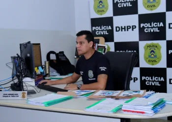 Delegado Israel Andrade pede a colaboração da população para qualquer informação que possa ajudar na captura dos suspeitos - Luiz de Castro/Governo do Tocantins