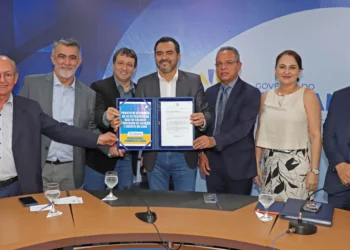 Governador Wanderlei Barbosa ao lado do presidente da Assembleia Legislativa e do secretário da Fazenda assina da Medida Provisória que institui o Refis 2024