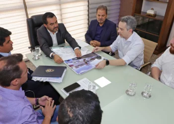 O governador Wanderlei Barbosa discute com a equipe de governo e representantes da Opy Healthcare os próximos passos para iniciar a construção do Hospital da Mulher em Palmas