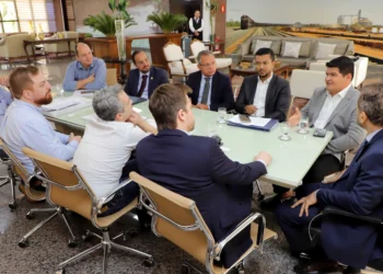 Membros do Governo do Tocantins e representantes da Opy Healthcare alinham as estratégias para construção do novo hospital - Crédito: Antonio Gonçalves/Governo do Tocantins