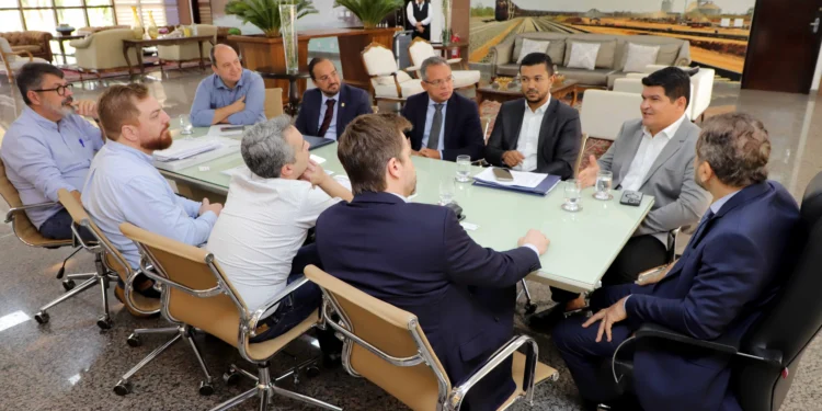 Membros do Governo do Tocantins e representantes da Opy Healthcare alinham as estratégias para construção do novo hospital - Crédito: Antonio Gonçalves/Governo do Tocantins