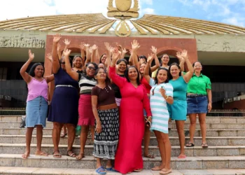 Visita das quebradeiras de coco babaçu à sede do Poder Executivo faz parte do projeto Portas Abertas, promovido pela primeira-dama do Tocantins, Karynne Sotero