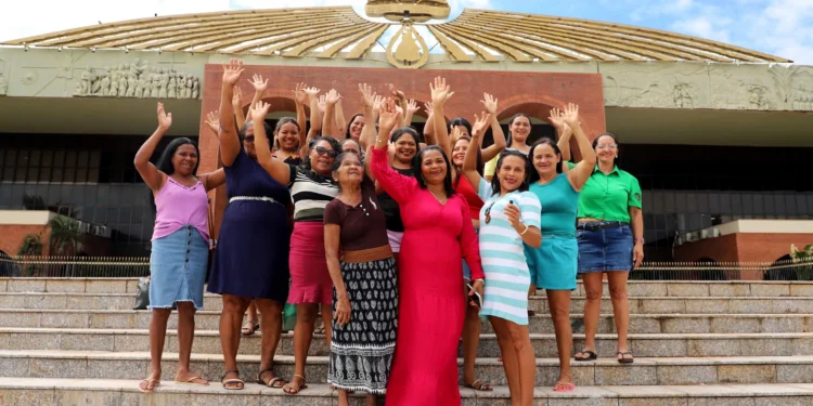Governo do Tocantins celebra Dia Estadual das Quebradeiras de Coco Babaçu com visita de grupo de mulheres do Bico do Papagaio ao Palácio Araguaia