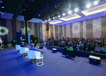 Com três dias de programação, o seminário promove debates e troca de experiências em saneamento básico, visando fortalecer políticas públicas regionais. - Foto: Divulgação Aesbe 40 Anos