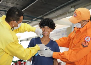 Dentro da programação do projeto Conecta Jovem, estudantes como Luiz Gustavo, do Centro de Ensino Médio Antônio Póvoa, participaram de oficinas teóricas e práticas promovidas pelo Corpo de Bombeiros.