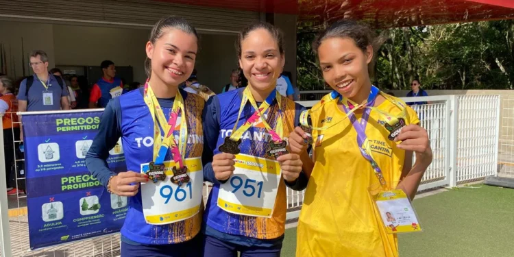 Yasmin, Edivaneide e Sarah exibem as medalhas que já conquistaram nas Paralimpíadas Escolares 2024