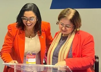 A Secretária de Estado da Mulher, Berenice Barbosa, e a Ministra da Mulher, Aparecida Gonçalves, assinam os Acordos de Cooperação Técnica (ACTs) durante o encontro em Brasília