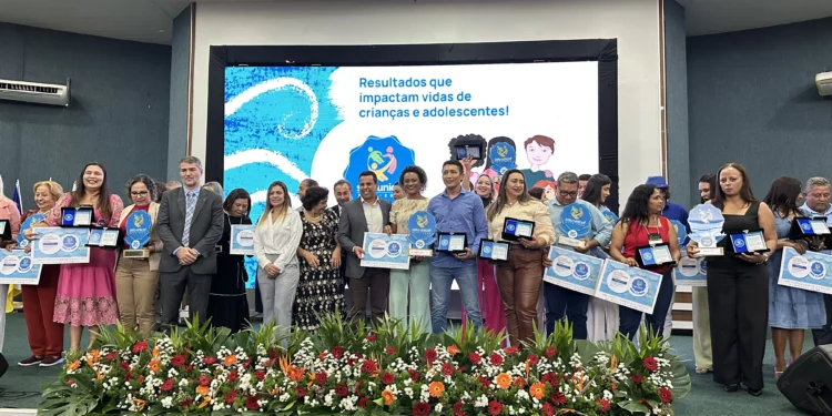 Governo do Tocantins realiza seminário de boas práticas na alfabetização e entrega premiação do Selo Unicef Município Aprovado