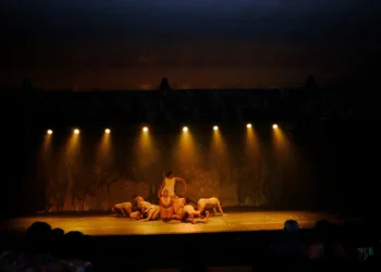 Bailarinos emocionam o público com apresentações que exploram a jornada da vida e as memórias deixadas pelo tempo (Crédito: Gil Nunes/Governo do Tocantins)