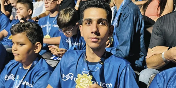 Estudante do CEM Rui Barbosa recebe medalha de ouro na Maratona Tech, em Curitiba