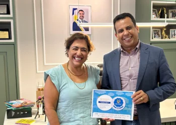 Entrega do certificado ao secretário Fábio Vaz foi feita pela articuladora oficial de comunicação do Selo Unicef, Ida Oliveira