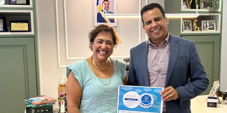 Entrega do certificado ao secretário Fábio Vaz foi feita pela articuladora oficial de comunicação do Selo Unicef, Ida Oliveira